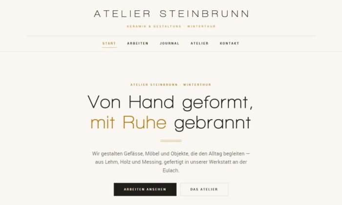 Startseite des Atelier-Themes in Creme und Gold mit zentriertem Logo